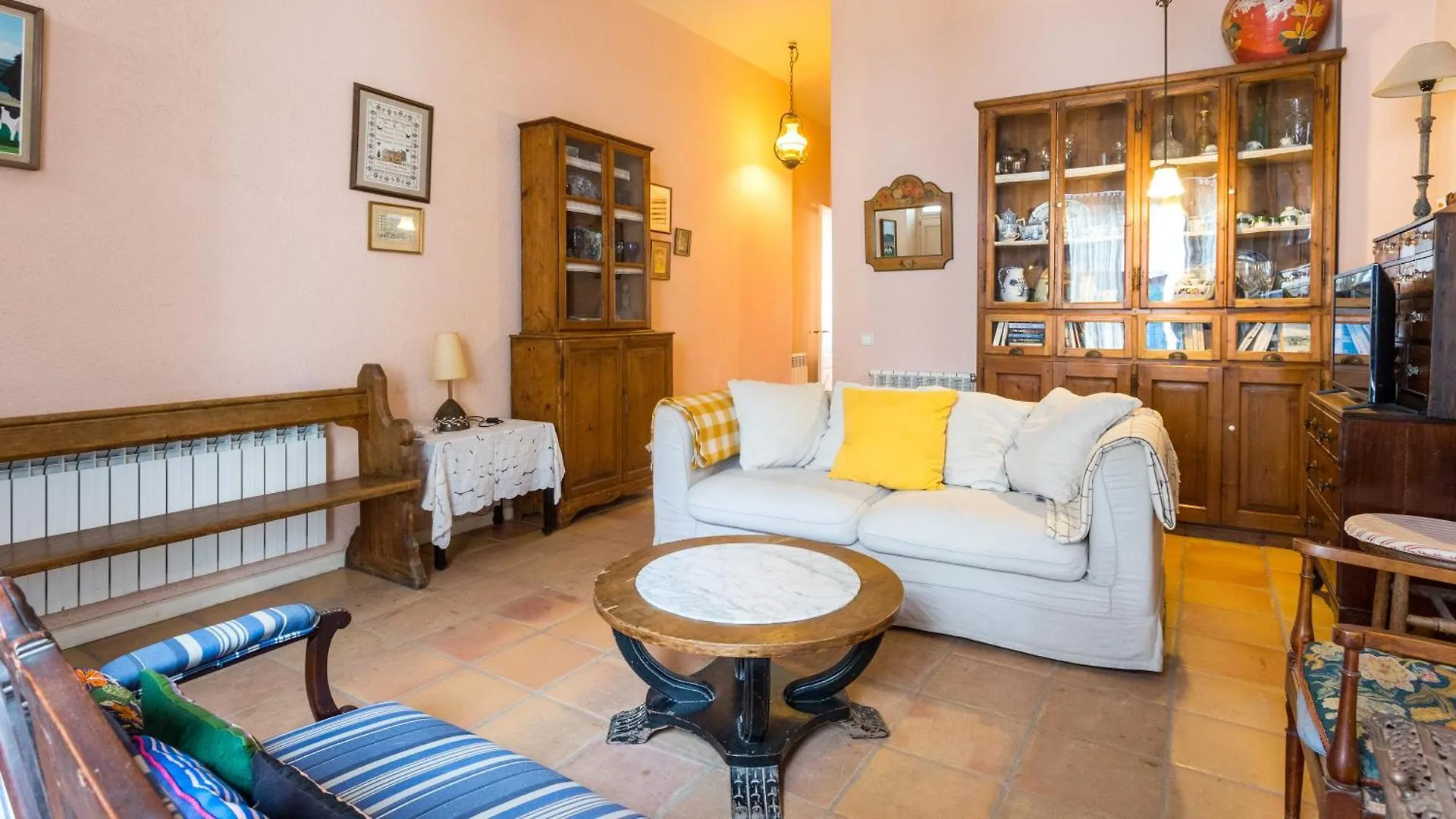 בית נופש יפראנק Villa Monturiol ספרד
